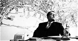 Cu mâinile pe oraș Poster